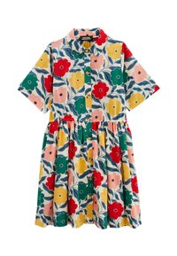 Robe florale en tissu léger, ornée de fleurs rouges, jaunes et vertes sur fond bleu, avec des manches courtes, un col et une fermeture à boutons.