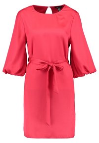 Fuchsiové šaty s kulatým výstřihem, tříčtvrtečními nařasenými rukávy a stahovacím pasem. Vyrobené z hladkého materiálu, s detaily na zadní straně ve tvaru klíčové dírky.
