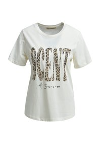 Kurzärmliges, cremefarbenes Baumwoll-T-Shirt mit Leopardenmuster, das den Schriftzug "SCENT" und darunter in schwarzer Schreibschrift "of Summer" zeigt.