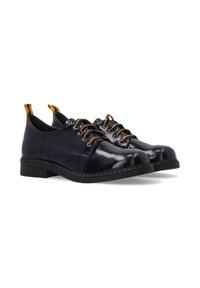 Marine lakleren schoenen met ronde neuzen, bruine veters en gele trekriempjes. Voorzien van een gestructureerde zool en contrasterende stikseldetails.