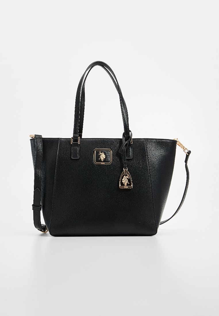 Bolsa tote de cuero sintético negro con asas dobles, herrajes dorados, emblema cuadrado y correa desmontable; forma estructurada y textura suave.
