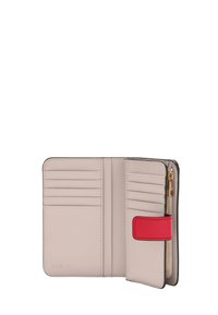 Portefeuille en cuir beige avec des accents rouges, comportant plusieurs emplacements pour cartes, un compartiment zippé et une surface texturée pour une meilleure prise.
