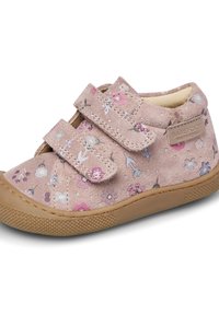Růžové květinové dětské boty se dvěma suchými zipy, vyrobené z měkkého materiálu podobného semiši, s texturovanou gumovou podrážkou.