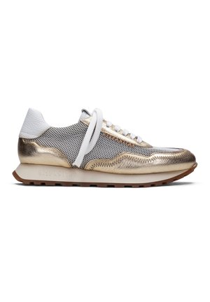 Sneaker sznurowany z szarym siateczkowym wierzchem, metalicznymi złotymi akcentami, białym skórzanym obcasem i gumową podeszwą. Posiada detale w postaci zygzakowatego szwu.