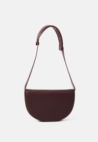 Burgundská kožená taška cez rameno v tvare polmesiaca, hladká textúra, nastaviteľný popruh a minimalistický dizajn.