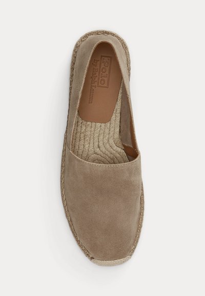 Μπεζ σουέντ εσπαντρίγια Polo Ralph Lauren με πλεγμένη σόλα από ζουτ και δερμάτινη εσωτερική σόλα, από πάνω σε λευκό φόντο.