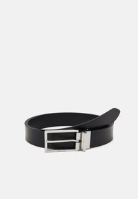 Cintura sintetica nera con fibbia rettangolare in metallo argentato. Texture liscia con una leggera lucentezza. Design minimalista, adatta per abbigliamento casual o formale.