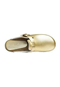 Zoccolo in pelle dorata con punta rotonda, cinturino regolabile e soletta in legno, dotato di piccoli fori di ventilazione sui lati per la traspirabilità.