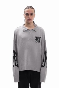 Grijze gebreide trui met een kraag, met zwarte grafische accenten op de voorkant en mouwen en geribbelde manchetten en zoom.