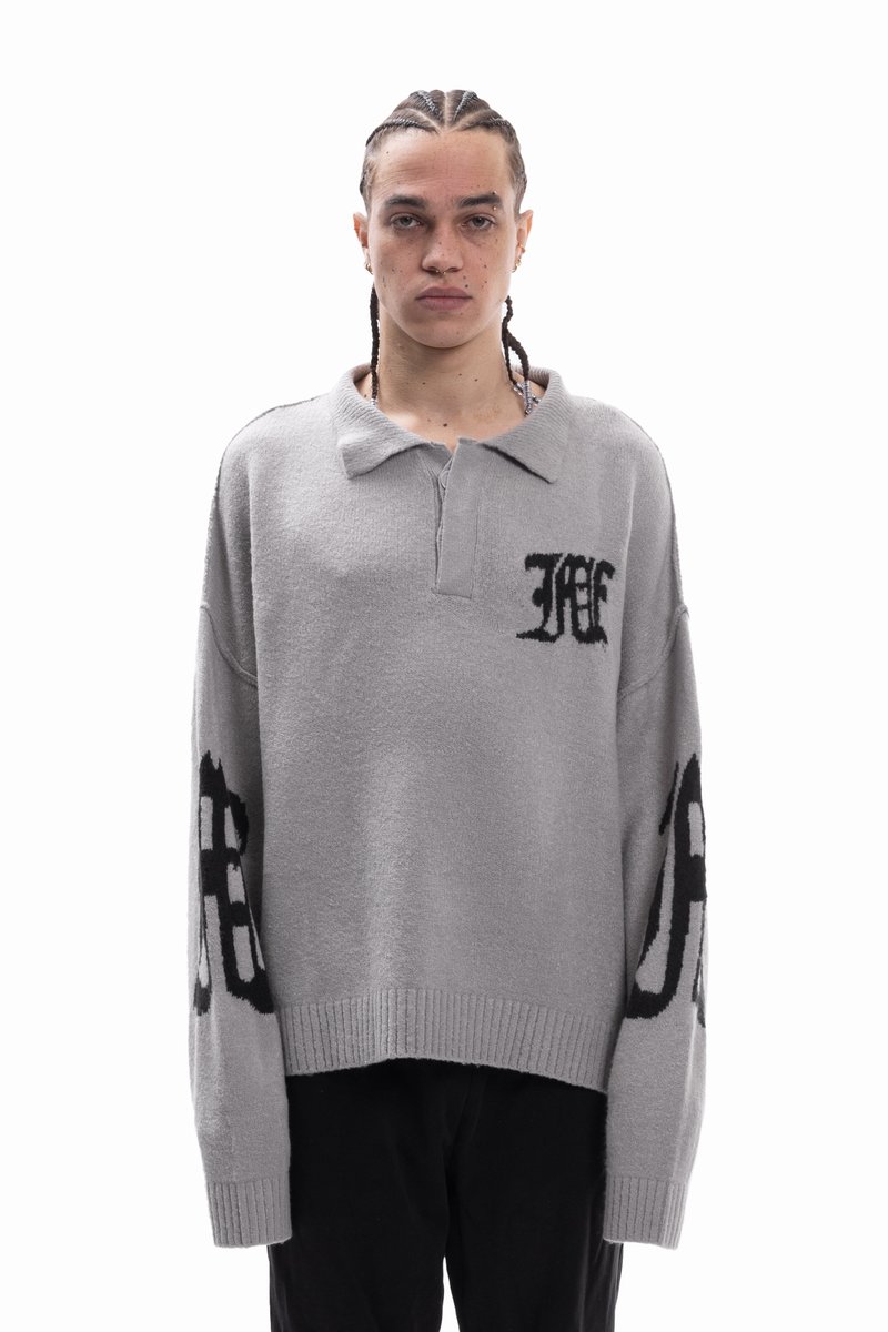 Grijze gebreide trui met een kraag, met zwarte grafische accenten op de voorkant en mouwen en geribbelde manchetten en zoom.