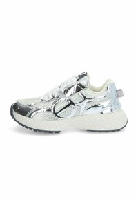 Chaussure de sport argentée avec des panneaux en maille, des accents réfléchissants, une semelle texturée et un laçage à l'avant. Comprend un col rembourré et un logo à l'arrière.