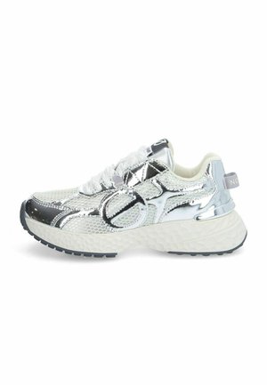 Chaussure de sport argentée avec des panneaux en maille, des accents réfléchissants, une semelle texturée et un laçage à l'avant. Comprend un col rembourré et un logo à l'arrière.