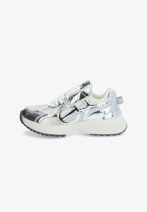 Chaussure de sport argentée avec des panneaux en maille, des accents réfléchissants, une semelle texturée et un laçage à l'avant. Comprend un col rembourré et un logo à l'arrière.