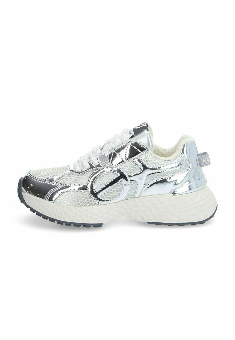 Chaussure de sport argentée avec des panneaux en maille, des accents réfléchissants, une semelle texturée et un laçage à l'avant. Comprend un col rembourré et un logo à l'arrière.