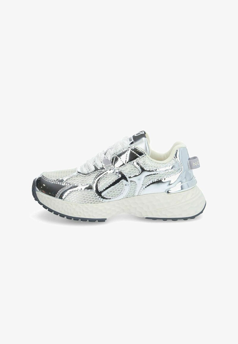 Chaussure de sport argentée avec des panneaux en maille, des accents réfléchissants, une semelle texturée et un laçage à l'avant. Comprend un col rembourré et un logo à l'arrière.