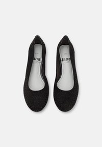 Černé ploché boty vyrobené z jemného semišového materiálu, s hladkou špičkou a jemným perforovaným detailem na nártu.