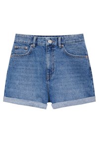 Denimshorts i medelblått med råa kanter, med knappstängning, två framfickor och uppvikta fållar. Slät textur, klassisk design.