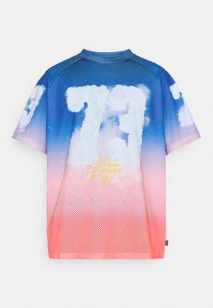 Mesh t-shirt med korte ærmer, der har en gradient fra blå til pink, med hvide sky-lignende grafikker og gul tekst i midten.
