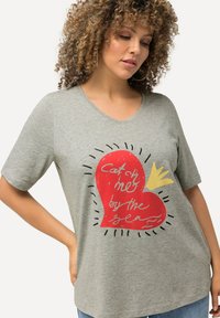 Ulla Popken CATCH ME BY THE SEA GRAPHIC  - T-shirt con stampa - light gray melange