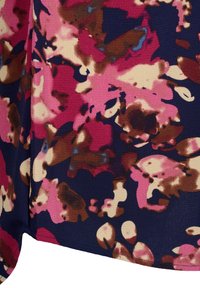 Mörkblått tyg med abstrakt blommönster i rosa, kräm, brunt och burgundy, som visar strukturerat material och en fållkant.