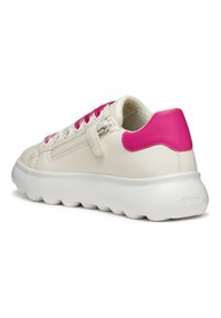 Sneaker bianco con vivaci accenti rosa, zip laterale testurizzata e lacci coordinati. La suola è spessa e rotonda, con il logo 'Geox'.