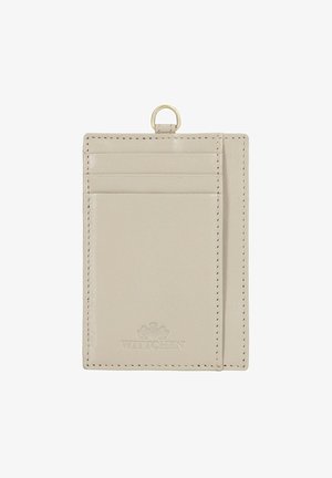 Beige leren kaarthouder met drie kaartsleuven, gladde textuur, gestikte randen en een gouden metalen ring voor bevestiging. Logo gedrukt op de voorkant.