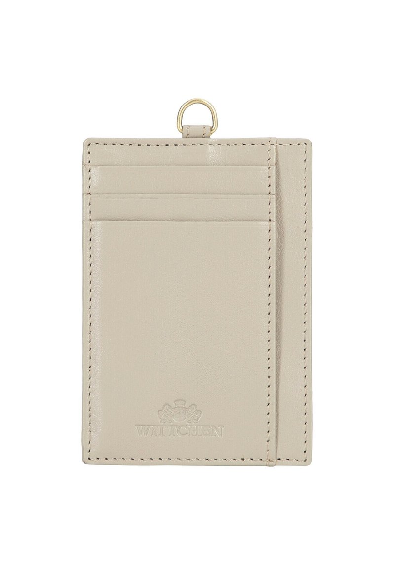 Portafoglio in pelle beige con tre scomparti per carte, texture liscia, bordi cuciti e un anello metallico dorato per il fissaggio. Logo impresso sul davanti.
