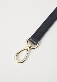 Navyfarbener, strukturierten Lederarmband mit einem Clip aus goldfarbenem Metall. Verfügt über eine glatte Oberfläche und einen stabilen Befestigungsring.