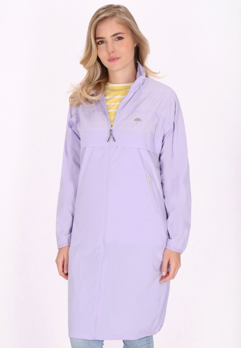 Jasnofioletowa kurtka do kolan z zamek błyskawicznym z przodu, wysokim kołnierzem i elastycznymi mankietami. Posiada subtelne logo i boczne kieszenie.