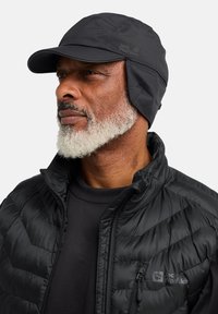 Cappello nero resistente alle intemperie con visiera curva e orecchie pieghevoli. Presenta un logo sul lato e una finitura liscia e opaca.
