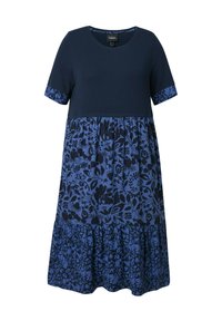 Niebieska sukienka z krótkimi rękawami. Górna część w jednolitym ciemnym granacie, dolna część ozdobiona kwiatowymi wzorami w odcieniach niebieskiego, z falbaną u dołu.