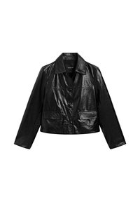 Zwarte leren cropped jack met een kraag, knoopsluiting en twee zakken aan de voorkant. Gladde textuur en glanzende afwerking.