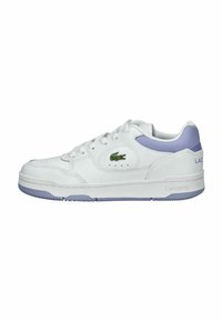 Weiße Leder Sneaker mit lavendelfarbenen Akzenten, perforierter Zehenpartie, runden Schnürsenkeln und einem grünen Lacoste-Logo an der Seite und hinten. Gummisohle.