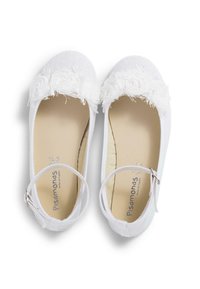 Ballet flats bianchi in tela con un morbido accento frangiato testurizzato sulla punta. Include una strap regolabile e un interno beige.