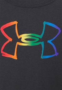 Svart T-shirt med en stor, flerfärgad regnbågssymbol i penseldragstilar, som betonar livliga nyanser av röd, orange, gul, grön, blå och lila.