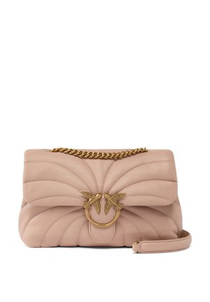 Bolso de piel acolchada en tono blush con una correa de cadena dorada, que presenta un acento decorativo con motivos de aves. Diseño compacto con una textura suave.