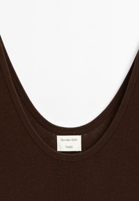 Brązowy bezrękawnik z szerokim dekoltem, prążkowaną fakturą i metką z napisem "Massimo Dutti Studio" na wewnętrznej stronie dekoltu.