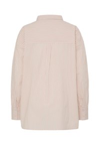 Gaiši rozā svītrains krekls ar garām piedurknēm, apkakli un aproču pogām. Raksturīga kroku detaļa un ērtas, vaļīgas piegriezuma dizains.