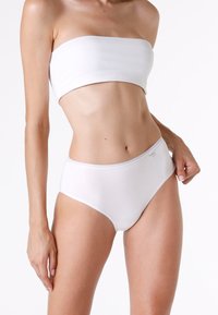 Top bandeau bianco in cotone e slip a vita alta, texture liscia, design semplice, senza fantasie, con un logo discreto sulla vita.