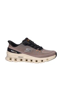 Sneaker Skechers in grigio con dettagli neri e arancioni. Presenta una tomaia texturizzata, design con lacci e una suola imbottita con ritagli.
