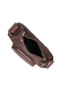 Borsa in suede marrone con chiusura a zip e tasca laterale. Presenta accessori in tono oro e una tracolla in pelle testurizzata.