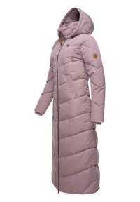 Pūkains, līdz ceļiem garš mētelis gaiši lavandas krāsā ar kapuci. Iekļauj priekšējo rāvējslēdzēju, sānu kabatas un horizontālu quilted tekstūru.