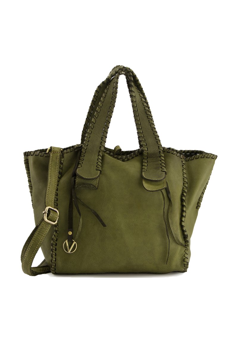 Groene leren tote bag met gevlochten randen, dubbele handvatten en een verstelbare schouderband. Inclusief decoratieve accenten en een gestructureerde afwerking.