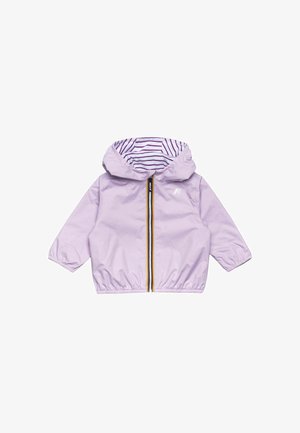 Giacca leggera di colore lilla con cappuccio, polsini elastici e fodera interna a righe. Presenta una chiusura a zip singola con dettagli colorati.