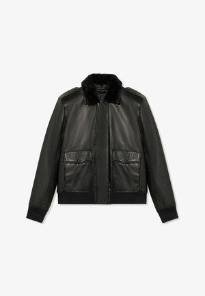 Giubbotto bomber in pelle nera con colletto in pelliccia sintetica, spalline e due grandi tasche frontali con chiusura a scatto. Polsini e orlo a costine.