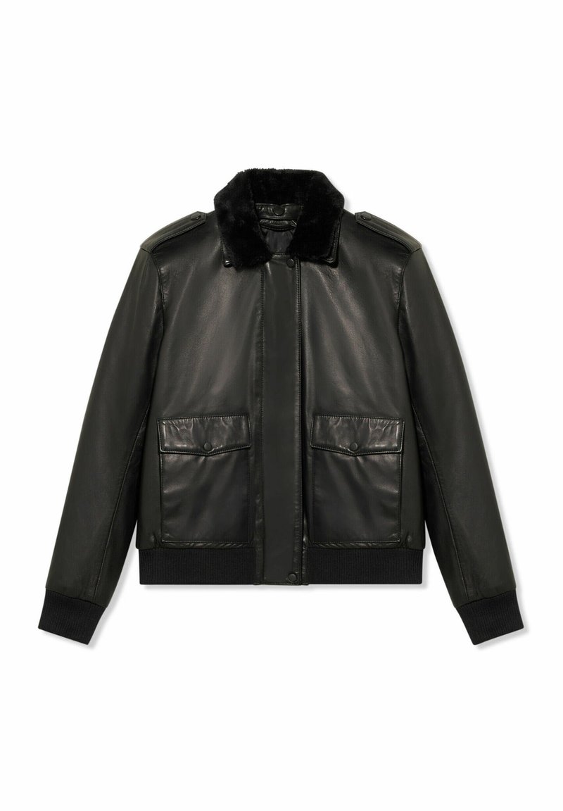 Giubbotto bomber in pelle nera con colletto in pelliccia sintetica, spalline e due grandi tasche frontali con chiusura a scatto. Polsini e orlo a costine.