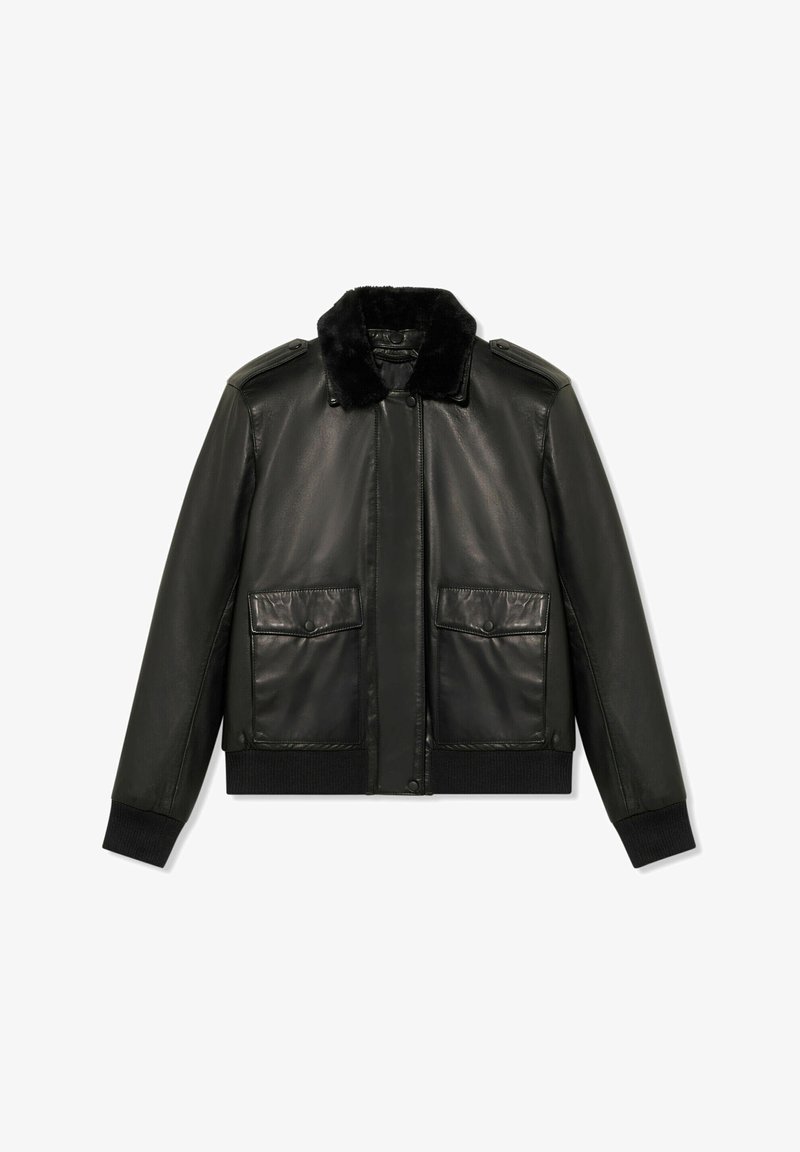 Giubbotto bomber in pelle nera con colletto in pelliccia sintetica, spalline e due grandi tasche frontali con chiusura a scatto. Polsini e orlo a costine.