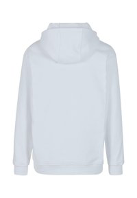 Sweatshirt blanc avec un design ajusté, comporte une capuche à cordon, des manches longues et des poignets et un ourlet en côtes. Texture lisse, sans motifs ni accents.