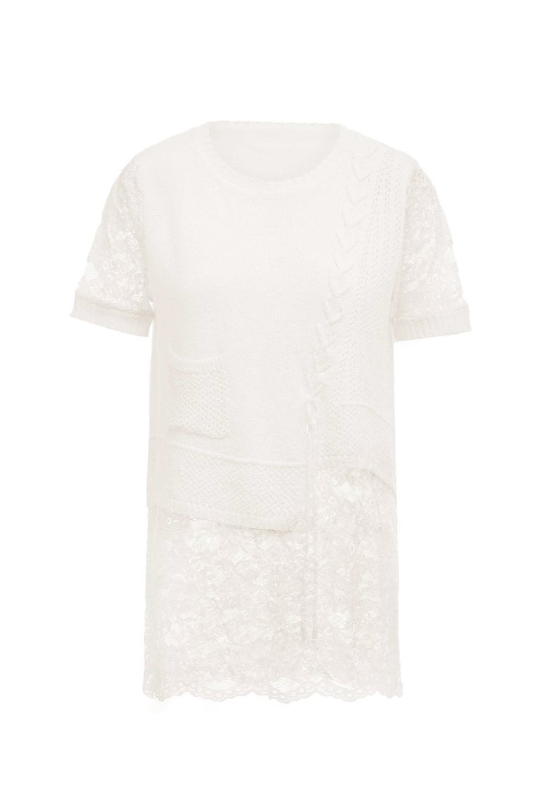 Top bianco con un strato superiore lavorato a maglia con design a trecce, maniche corte in pizzo e orlo in pizzo. Include una piccola tasca sul petto.