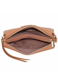 Leren pouch in een tan kleur met een gestructureerde buitenkant. Beschikt over twee ritssluitingen en een polsband voor gemakkelijke hantering.